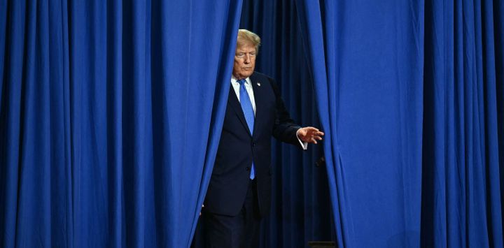 El presidente de Estados Unidos, Donald Trump, llega para pronunciar un discurso en el Centro de Entrenamiento e Inteligencia de la Academia de Policía del Condado de Nassau en Garden City, Nueva York.
