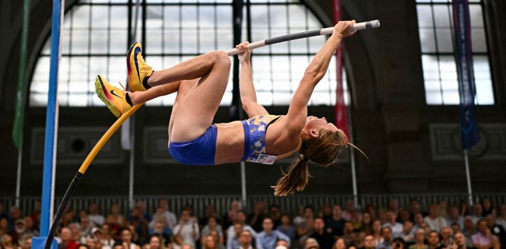 La estadounidense Emily Grove compite en la prueba de salto con pértiga femenino de la Wanda Diamond League - Weltklasse Zurich 2026, que forma parte del encuentro de atletismo de la Liga Diamante de la IAAF de World Athletics, celebrado en el pabellón Wanner de la estación central de trenes de Zúrich.