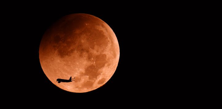 La Luna comienza su fase penumbral durante un eclipse lunar parcial sobre la ciudad costera israelí de Netanya.