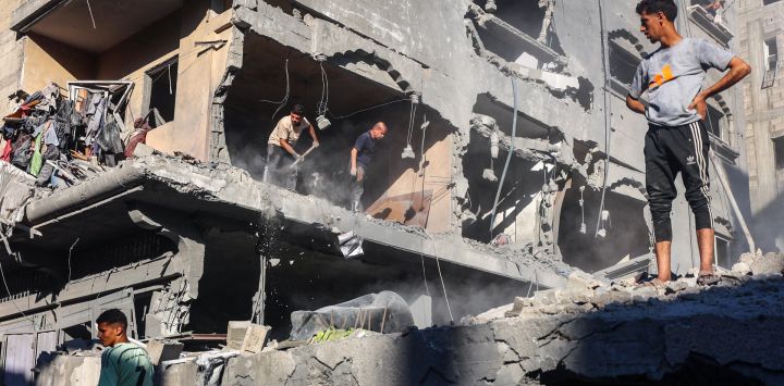 Palestinos inspeccionan los daños en el lugar de un ataque aéreo israelí en la ciudad de Gaza. Gaza sigue sumida en la violencia diaria, con el ejército israelí y Hamás acusándose mutuamente de violar la tregua vigente desde el 10 de octubre. La guerra arrasó grandes extensiones del territorio, desplazó a la mayor parte de la población al menos una vez y dejó a cientos de miles de personas viviendo en tiendas de campaña y refugios temporales.