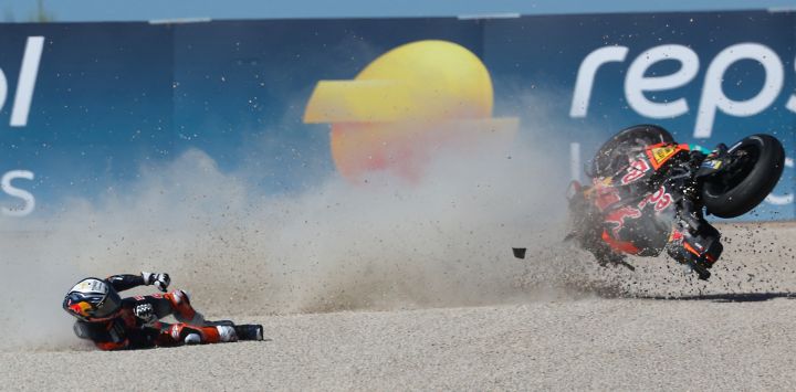 Pedro Acosta, piloto del equipo Red Bull KTM Factory Racing, sufre una caída durante la sesión de clasificación del Gran Premio de Aragón de MotoGP en el circuito Motorland de Alcañiz, en el noreste de España.