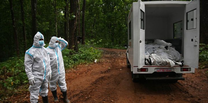 Personal de seguridad se encuentra junto a un camión que transporta los cuerpos de víctimas no identificadas de las inundaciones, en una fosa común en Devghat, en el distrito de Chitwan, Nepal. Al menos 4471 personas figuraban como desaparecidas y otras 955 fueron confirmadas como fallecidas tras las inundaciones repentinas y los deslizamientos de tierra que azotaron la frontera con Nepal.