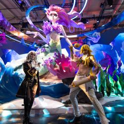 Cosplayers posan para fotografías en el estand de NetEase Games en la Gamescom 2026, en Colonia, Alemania. La Gamescom, la feria comercial de videojuegos y juegos de computadora más grande del mundo, abrió sus puertas atrayendo a un número récord de empresas chinas de videojuegos. | Foto:Xinhua/Zhang Haofu