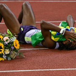 El brasileño Alison dos Santos celebra tras ganar y batir el récord mundial en los 400 metros vallas masculinos durante la reunión de atletismo de la Liga Diamante de la IAAF, en el Estadio Letzigrund, en Zúrich. | Foto:FABRICE COFFRINI / AFP