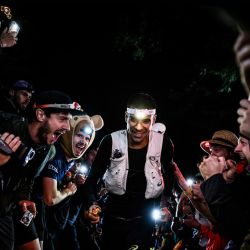 El corredor de montaña estadounidense Ben Dhiman compite en la 23ª edición del Ultra Trail du Mont Blanc (UTMB), una carrera de montaña de 174 km que atraviesa Francia, Italia y Suiza, en Chamonix, al sureste de Francia. | Foto:JEFF PACHOUD / AFP