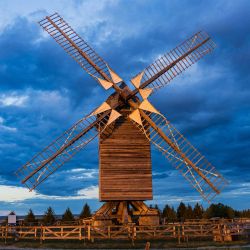 Esta fotografía muestra el molino de Valmy al atardecer en Valmy, al noreste de Francia. El molino fue restaurado tras sufrir daños por una tormenta en 2022. El molino de Valmy es un símbolo de la República Francesa tras la batalla de Valmy, el 20 de septiembre de 1792, que supuso la primera victoria del ejército francés contra el ejército prusiano y dio origen a la República Francesa. | Foto:SAMEER Al-DOUMY / AFP