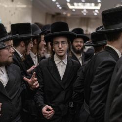 Hombres judíos ultraortodoxos se reúnen en Elad para celebrar la liberación de la prisión militar de un compañero estudiante de yeshivá, detenido por no presentarse tras ser llamado a filas para el servicio militar israelí. El Tribunal Supremo de Israel suspendió en julio una controvertida ley aprobada a principios de ese mes que habría impedido la detención de hombres judíos ultraortodoxos que se negaran a prestar servicio militar. Los líderes de la hermética comunidad ultraortodoxa se han opuesto durante mucho tiempo al reclutamiento de sus miembros, argumentando que el servicio militar alejaría a los jóvenes de sus estudios religiosos y erosionaría su estilo de vida. Sin embargo, los llamamientos a su reclutamiento se han intensificado en los últimos años, a medida que Israel se ha visto envuelto en múltiples guerras. | Foto:ilia yefimovich / AFP