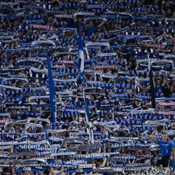 Los aficionados del Hamburgo SV animan a su equipo durante el partido de fútbol de la Bundesliga, la primera división alemana, entre el BVB Borussia Dortmund y el Hamburgo SV en Dortmund, Alemania Occidental. | Foto:INA FASSBENDER / AFP