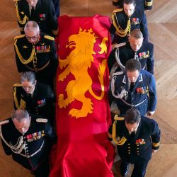 Militares trasladaron el féretro del rey Harald V de Noruega desde el Salón Rojo hasta la capilla del palacio en Oslo. | Foto:Javad Parsa / NTB / AFP
