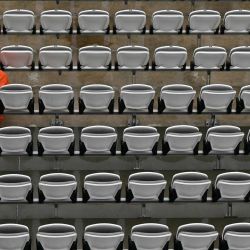 Un espectador lleva un poncho mientras la lluvia retrasa el juego en el tercer día del segundo partido de prueba entre Inglaterra y Pakistán en el campo de críquet de Lord's, Londres. | Foto:Glyn Kirk / AFP