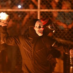 Un participante juega con bolas de fuego durante el tradicional "Festival de las Bolas de Fuego" en Nejapa, El Salvador. Este festival anual, que se celebra desde 1922, rinde homenaje a San Jerónimo y conmemora la erupción del volcán San Salvador en 1658, que destruyó la ciudad de Nejapa. | Foto:MARVIN RECINOS / AFP