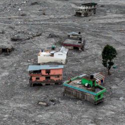 Una vista aérea muestra casas anegadas por el lodo a lo largo del río Trishuli tras las inundaciones repentinas en Betrawati, distrito de Nuwakot, Nepal. Más de 3000 personas figuraban como desaparecidas y otras 768 fueron confirmadas como fallecidas tras las inundaciones repentinas y los deslizamientos de tierra que azotaron la frontera entre Nepal y el Tíbet. | Foto:PRABIN RANABHAT / AFP