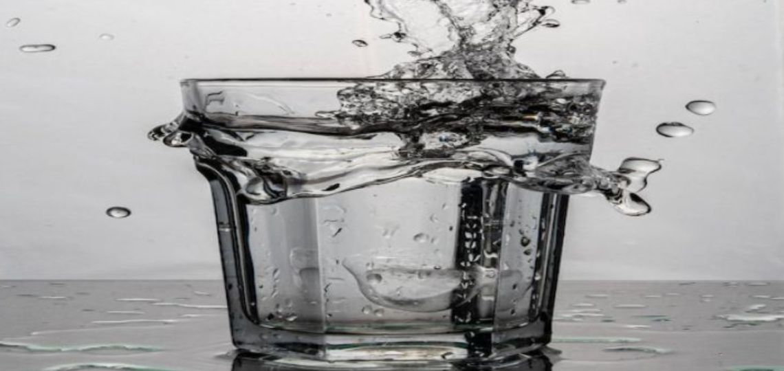 ¿Tenemos que tomar 2 litros de agua por día? Estos dicen los expertos