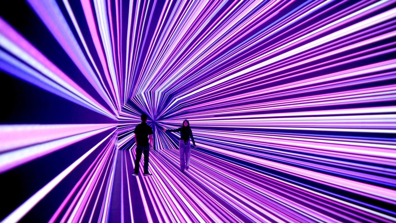Imagen de personas visitando una exposición digital inmersiva, en Surabaya, en la provincia de Java Oriental, Indonesia. | Foto:Xinhua/Sahlan Kurniawan