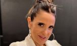Entramos al nuevo living de María Fernanda Callejón: obras de arte, espejo cromado y estilo moderno