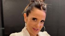 Entramos al nuevo living de María Fernanda Callejón: obras de arte, espejo cromado y estilo moderno