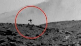 La inquietante imagen, tomada por la cámara de navegación derecha del vehículo en el cráter Gale, se volvió masivamente viral