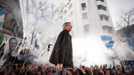 "Vení, te presto la mía": cómo es la letra de la canción de La Cámpora contra Kicillof que Máximo Kirchner agitó en San José 1111