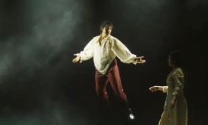 La puesta sobre el clásico de William Shakespeare propone una experiencia especialmente física, en la que el movimiento, la voz y la emoción tienen un peso tan importante como la palabra.