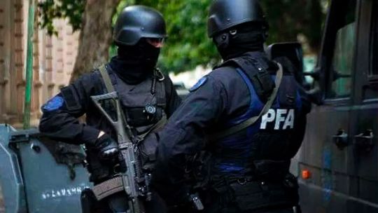 Escándalo en la Policía Federal Córdoba: imputan a dos agentes por un falso allanamiento y hay silencio oficial