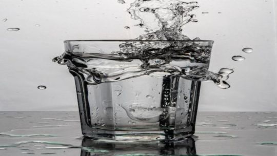 ¿Tenemos que tomar 2 litros de agua por día? Estos dicen los expertos