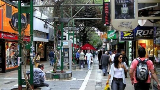 Las ventas minoristas de Córdoba moderaron su caída en agosto: bajaron 5,9% frente al 6,2% de julio