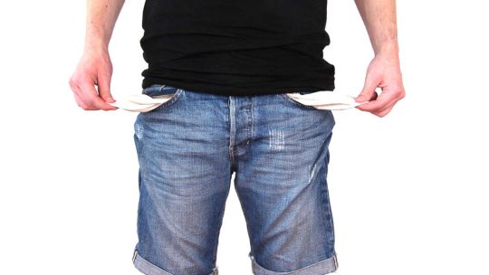 La economía aprueba, pero la política ya rinde examen