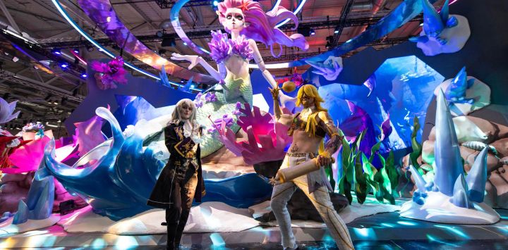 Cosplayers posan para fotografías en el estand de NetEase Games en la Gamescom 2026, en Colonia, Alemania. La Gamescom, la feria comercial de videojuegos y juegos de computadora más grande del mundo, abrió sus puertas atrayendo a un número récord de empresas chinas de videojuegos.
