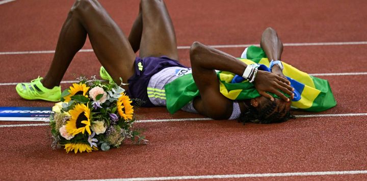 El brasileño Alison dos Santos celebra tras ganar y batir el récord mundial en los 400 metros vallas masculinos durante la reunión de atletismo de la Liga Diamante de la IAAF, en el Estadio Letzigrund, en Zúrich.