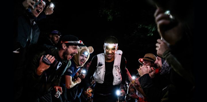 El corredor de montaña estadounidense Ben Dhiman compite en la 23ª edición del Ultra Trail du Mont Blanc (UTMB), una carrera de montaña de 174 km que atraviesa Francia, Italia y Suiza, en Chamonix, al sureste de Francia.
