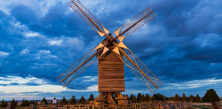 Esta fotografía muestra el molino de Valmy al atardecer en Valmy, al noreste de Francia. El molino fue restaurado tras sufrir daños por una tormenta en 2022. El molino de Valmy es un símbolo de la República Francesa tras la batalla de Valmy, el 20 de septiembre de 1792, que supuso la primera victoria del ejército francés contra el ejército prusiano y dio origen a la República Francesa.