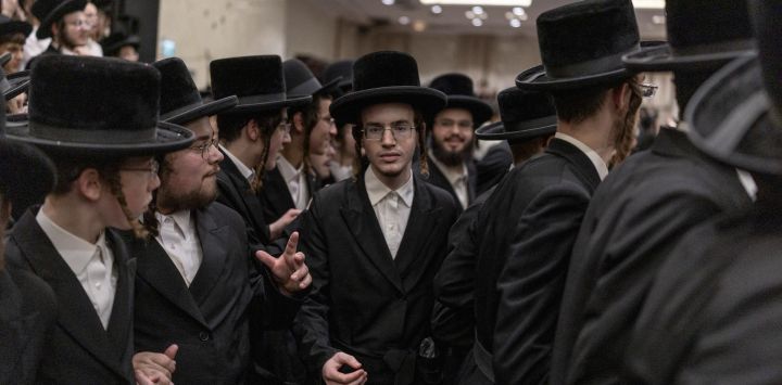 Hombres judíos ultraortodoxos se reúnen en Elad para celebrar la liberación de la prisión militar de un compañero estudiante de yeshivá, detenido por no presentarse tras ser llamado a filas para el servicio militar israelí. El Tribunal Supremo de Israel suspendió en julio una controvertida ley aprobada a principios de ese mes que habría impedido la detención de hombres judíos ultraortodoxos que se negaran a prestar servicio militar. Los líderes de la hermética comunidad ultraortodoxa se han opuesto durante mucho tiempo al reclutamiento de sus miembros, argumentando que el servicio militar alejaría a los jóvenes de sus estudios religiosos y erosionaría su estilo de vida. Sin embargo, los llamamientos a su reclutamiento se han intensificado en los últimos años, a medida que Israel se ha visto envuelto en múltiples guerras.