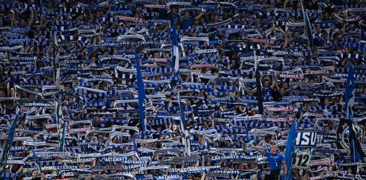 Los aficionados del Hamburgo SV animan a su equipo durante el partido de fútbol de la Bundesliga, la primera división alemana, entre el BVB Borussia Dortmund y el Hamburgo SV en Dortmund, Alemania Occidental.