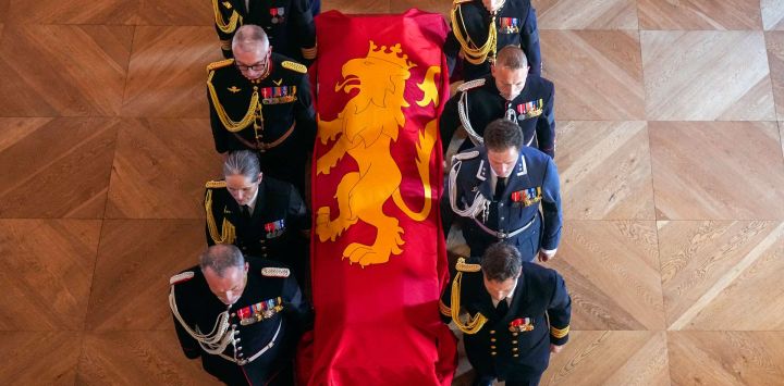 Militares trasladaron el féretro del rey Harald V de Noruega desde el Salón Rojo hasta la capilla del palacio en Oslo.