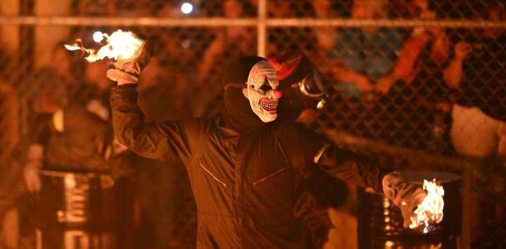 Un participante juega con bolas de fuego durante el tradicional "Festival de las Bolas de Fuego" en Nejapa, El Salvador. Este festival anual, que se celebra desde 1922, rinde homenaje a San Jerónimo y conmemora la erupción del volcán San Salvador en 1658, que destruyó la ciudad de Nejapa.