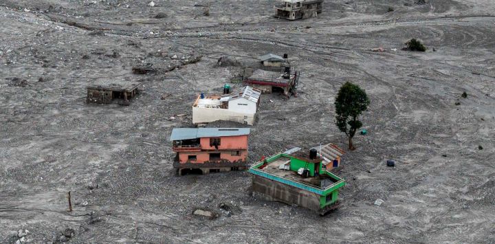 Una vista aérea muestra casas anegadas por el lodo a lo largo del río Trishuli tras las inundaciones repentinas en Betrawati, distrito de Nuwakot, Nepal. Más de 3000 personas figuraban como desaparecidas y otras 768 fueron confirmadas como fallecidas tras las inundaciones repentinas y los deslizamientos de tierra que azotaron la frontera entre Nepal y el Tíbet.