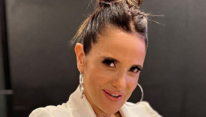 Entramos al nuevo living de María Fernanda Callejón: obras de arte, espejo cromado y estilo moderno