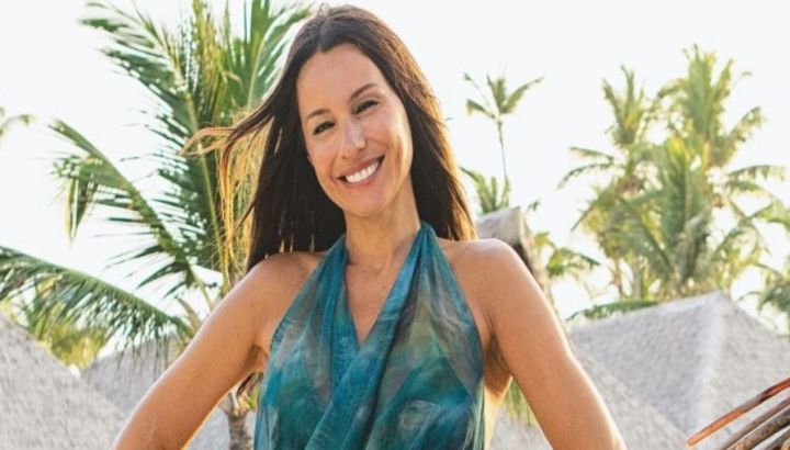 Adiós a los vestidos midi: Pampita marca tendencia con un elegante look asimétrico en las playas de Ibiza