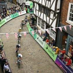 Ciclistas participan en la primera etapa del Tour de Gran Bretaña en Lincoln, al este de Inglaterra. | Foto:OLI SCARFF / AFP