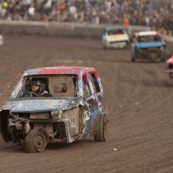 Conductores participan en una carrera de Reliant Robins durante una tarde de carreras de autos de choque titulada "Vandemonium", promovida por Trackstar Racing en el Adrian Flux Arena, en King's Lynn, al este de Inglaterra. Las carreras de autos de serie y de choque en óvalos cortos se llevan a cabo en el circuito desde 1955. Los promotores fomentan las carreras de contacto total, donde se permiten los trompos y los choques con otros autos. | Foto:OLI SCARFF / AFP