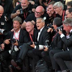 El actor y cineasta estadounidense George Clooney bromea con los fotógrafos durante la alfombra roja previa a la proyección de "Hink" y la ceremonia de inauguración del 83.º Festival Internacional de Cine de Venecia, en el Lido de Venecia. | Foto:STEFANO RELLANDINI / AFP