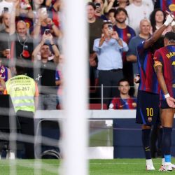 El delantero español del Barceloma, Lamine Yamal, celebra el segundo gol con el delantero brasileño Rapinha, durante el partido de la Liga española entre el FC Barcelona y el Rayo Vallecano de Madrid en el Camp Nou de Barcelona. | Foto:Lluis GENE / AFP