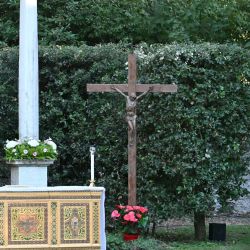 El Papa León XIV ofició una misa por el cuidado de la creación en Borgo Laudato Si’ en Castel Gandolfo. | Foto:ALBERTO PIZZOLI / AFP