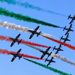 Imagen del escuadrón de acrobacias aéreas italianas Frecce Tricolori realizando una presentación durante el Salón Aeronáutico Internacional de Bucarest 2026, en Bucarest, Rumania. | Foto:Xinhua/Cristian Cristel