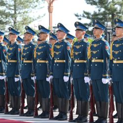 La guardia de honor militar de Kirguistán formada para recibir al presidente chino Xi Jinping en Biskek. | Foto:Xinhua/Xie Huanchi