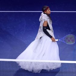 Naomi Osaka, de Japón, entra a la cancha para enfrentarse a Anastasia Zakharova durante su partido de primera ronda individual femenino en el segundo día del US Open 2026 en el Centro Nacional de Tenis USTA Billie Jean King, en el barrio de Flushing, en el distrito de Queens, Nueva York. | Foto:Julian Finney / Getty Images / AFP 