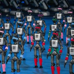 Robots humanoides realiza una presentación durante la ceremonia de inauguración de los II Juegos Mundiales de Robots Humanoides, en Beijing, capital de China. | Foto:Xinhua/Ju Huanzong