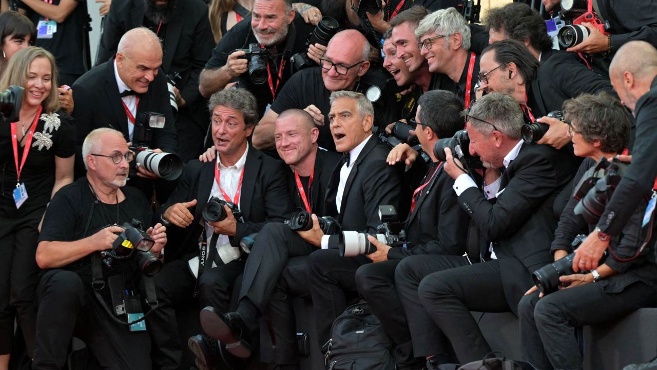 El actor y cineasta estadounidense George Clooney bromea con los fotógrafos durante la alfombra roja previa a la proyección de "Hink" y la ceremonia de inauguración del 83.º Festival Internacional de Cine de Venecia, en el Lido de Venecia. | Foto:STEFANO RELLANDINI / AFP