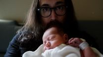 Sean Lennon y su hijo Aurelius