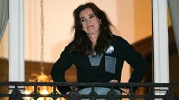 Cristina Kirchner saludando desde el balcón